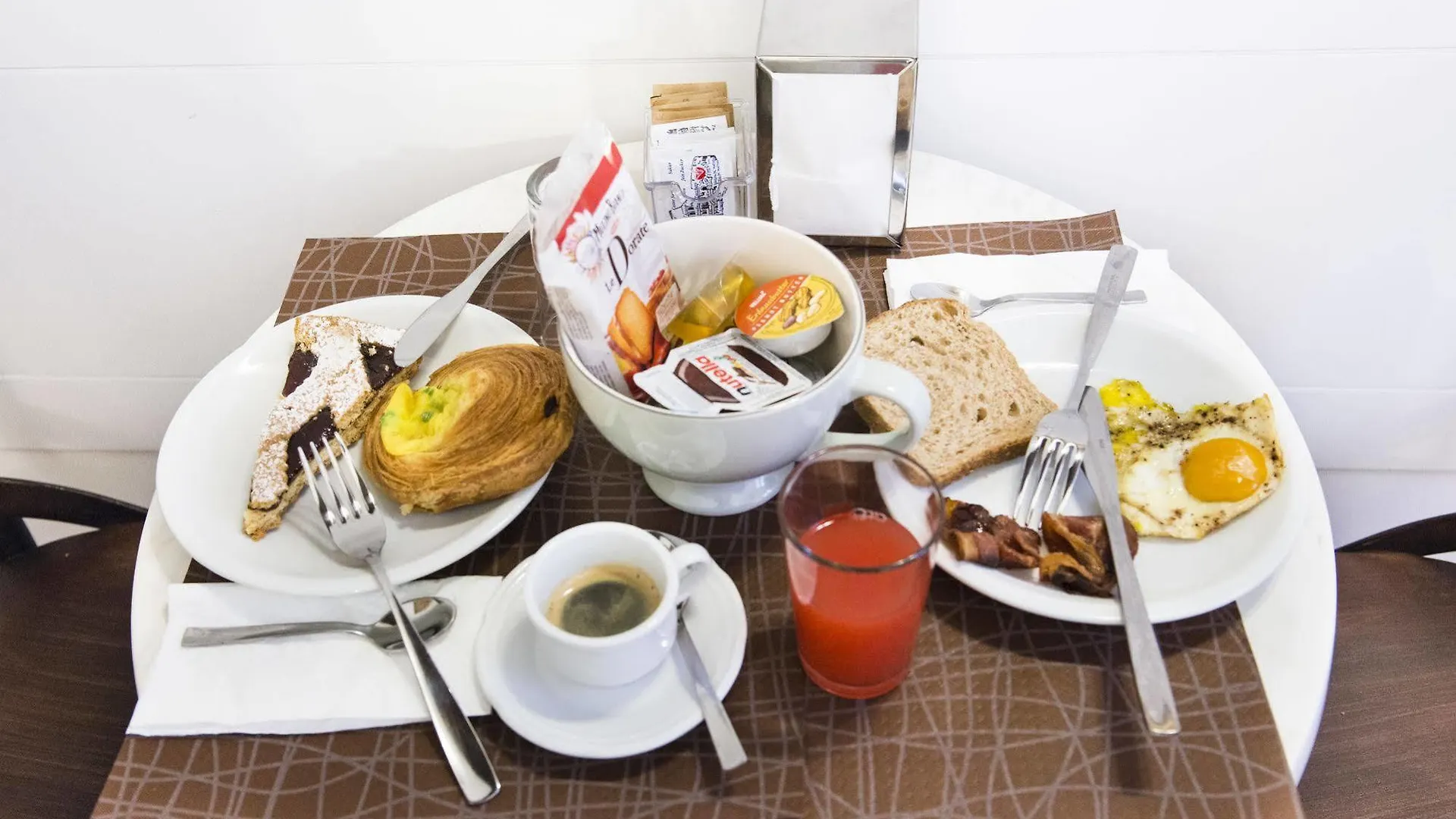 Domus Trevi Bed & Breakfast Rome